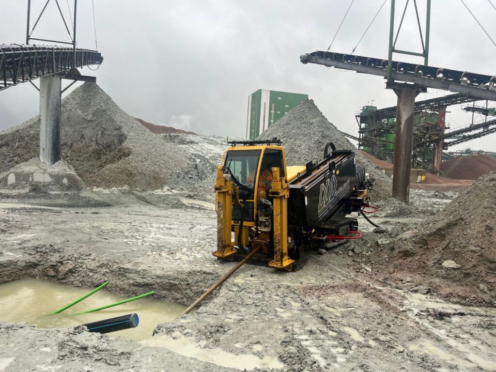 Gestuurde boring in uitvoering: boormachine met productbuis op locatie